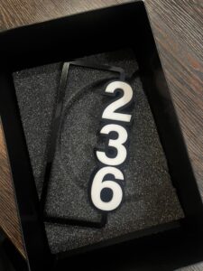 پلاک آپارتمان پلکسی، شماره واحد لوکس