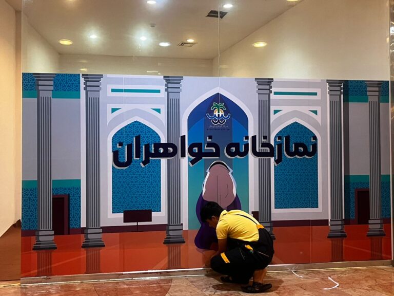 طراحی و چاپ و نصب استیکر ، ونیل و مش