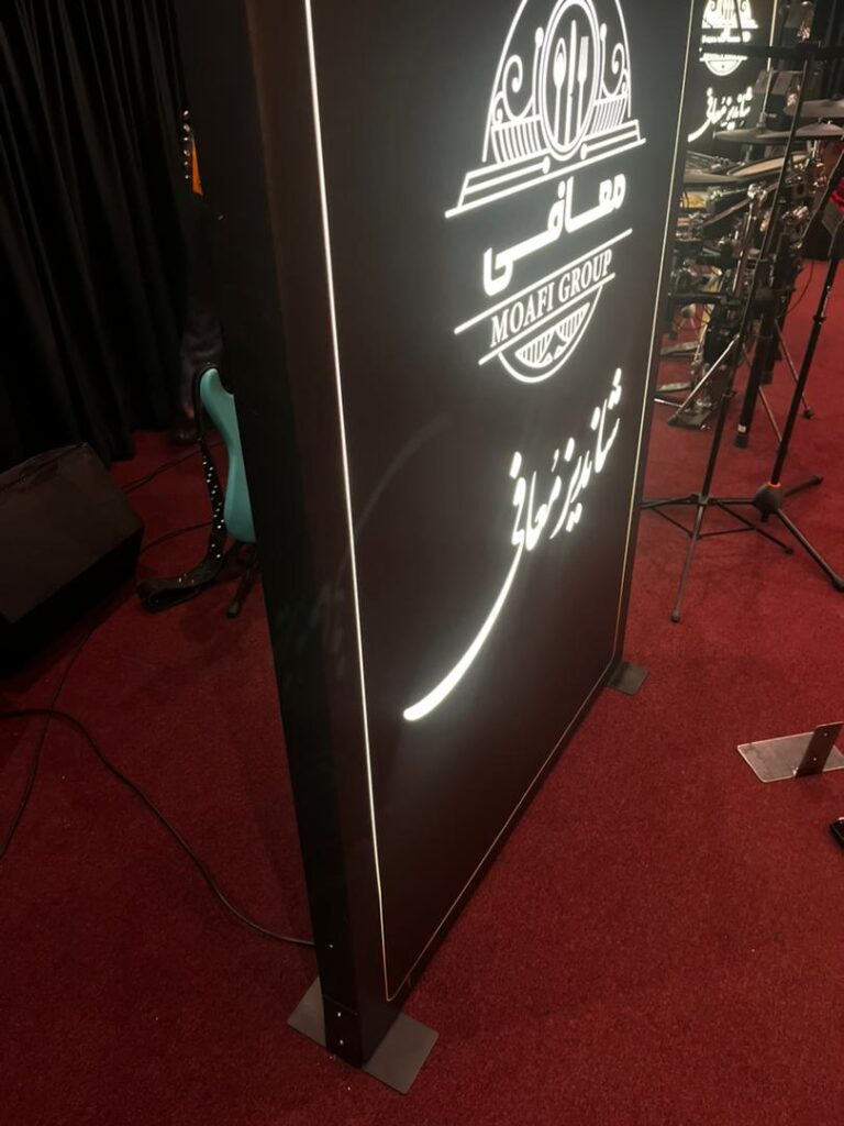 تابلوی فریم لس پایه دار